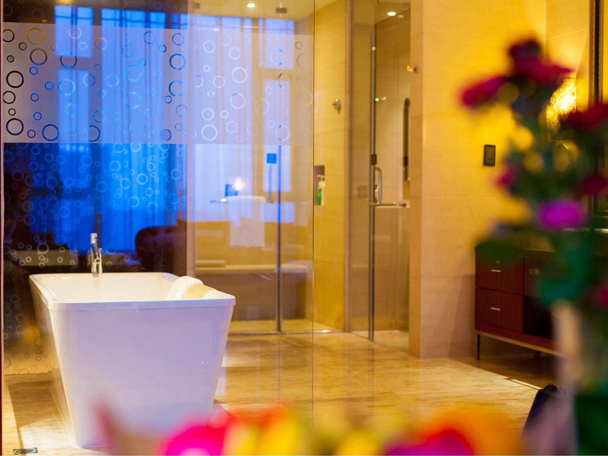 Celebrity City Hotel Чэнду Экстерьер фото